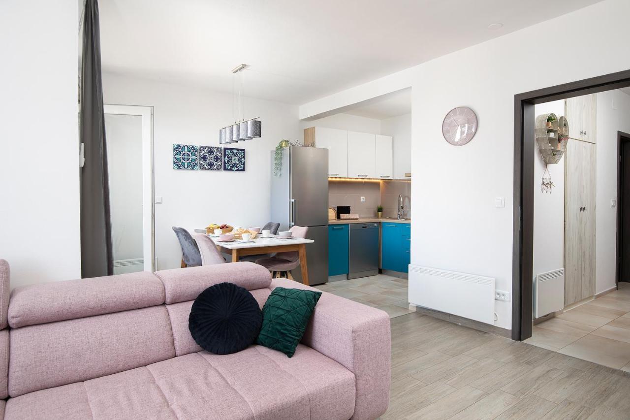 Stylish City Stay With Balcony & Free Parking Pula Exterior photo