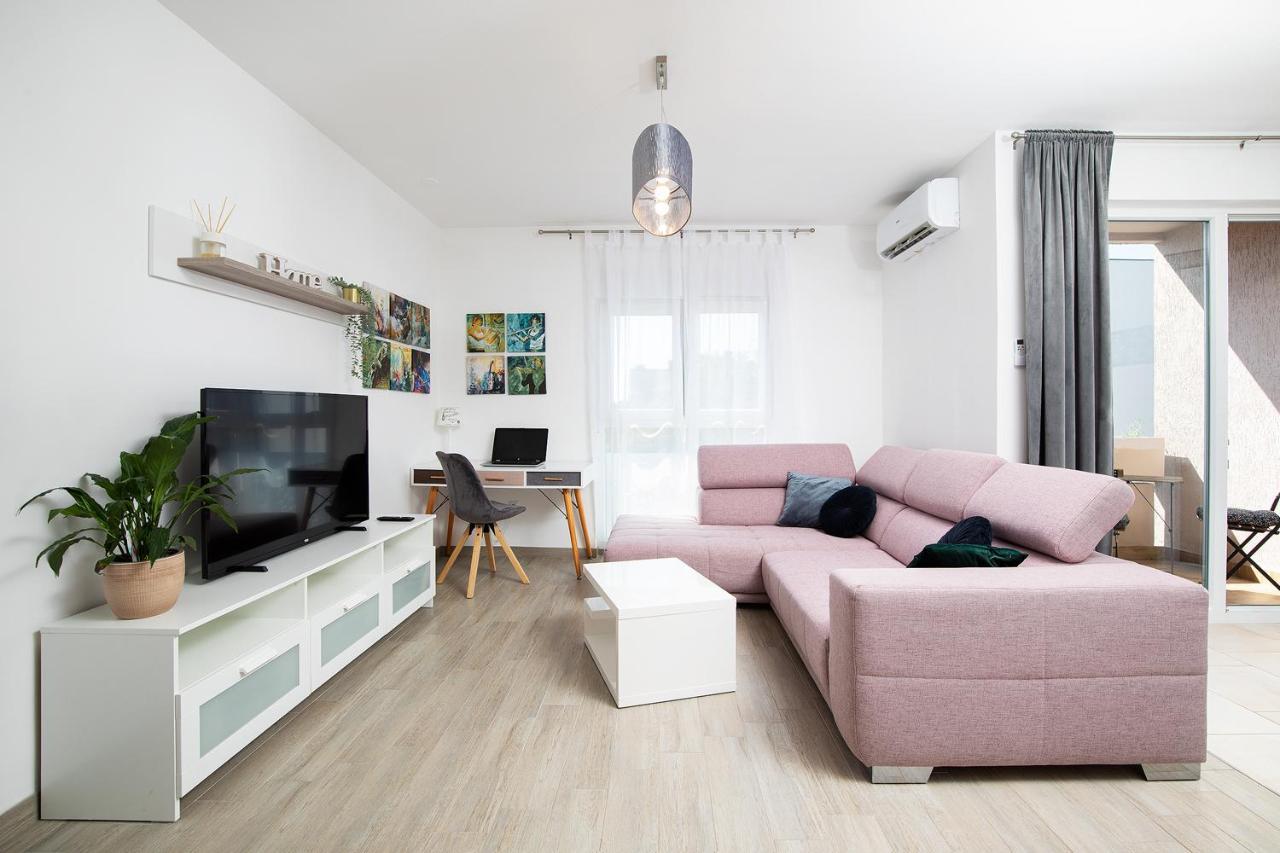 Stylish City Stay With Balcony & Free Parking Pula Exterior photo