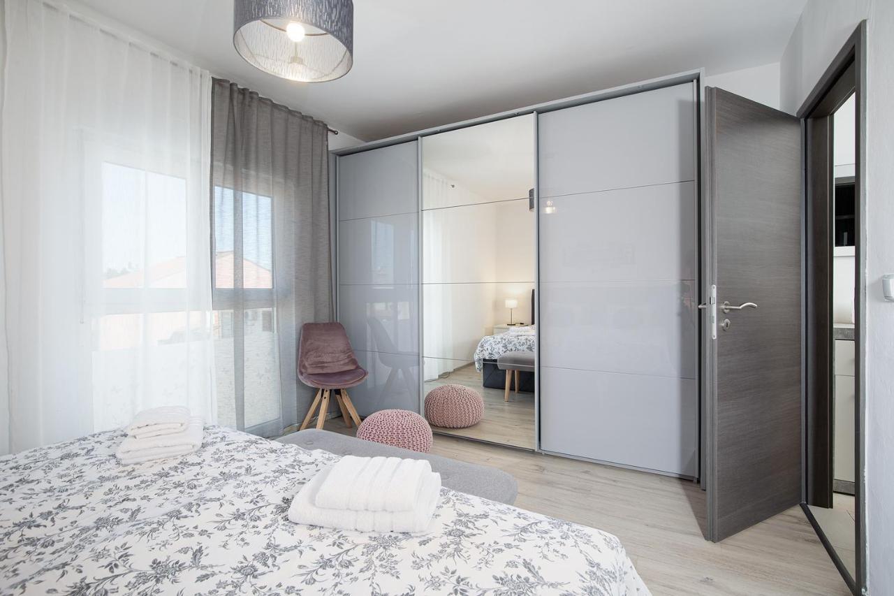 Stylish City Stay With Balcony & Free Parking Pula Exterior photo