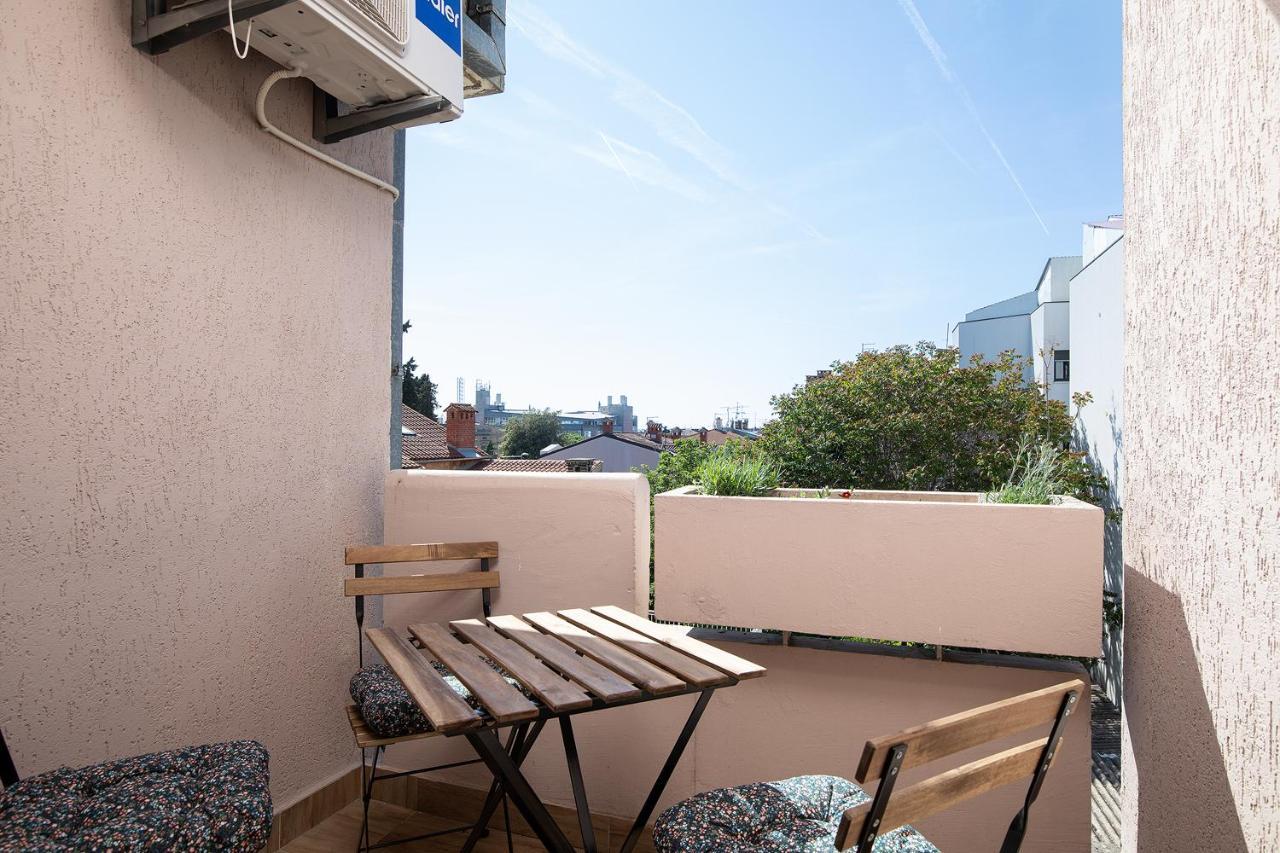 Stylish City Stay With Balcony & Free Parking Pula Exterior photo